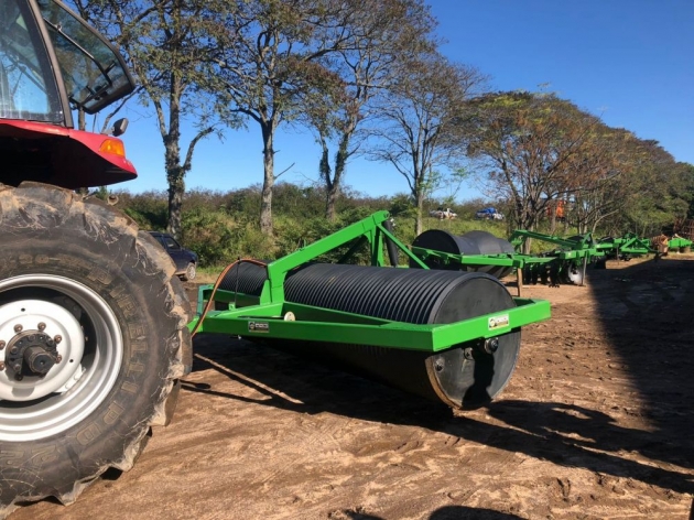 Maximizando a Eficiência Agrícola com o Rolo Compactador Frisado da Metalúrgica Quatro Irmãos